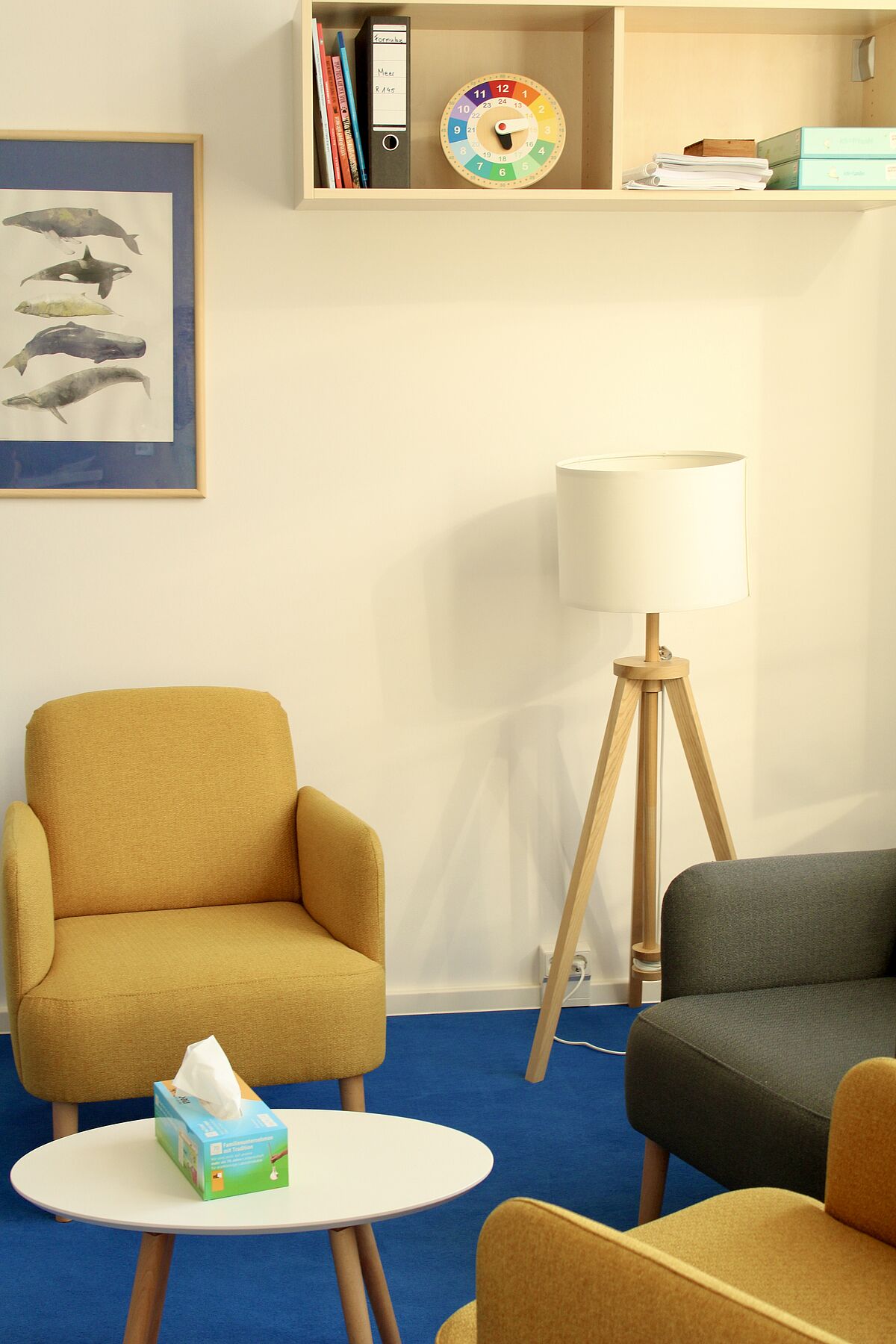 Zwei Sessel gegebüber in einem Therapieraum